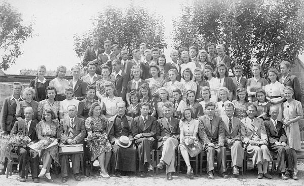 Maturzyści z 1947 roku ze swoimi nauczycielami. W środku, w jasnych spodniach Adam Filonik, założyciel i pierwszy dyrektor szkoły