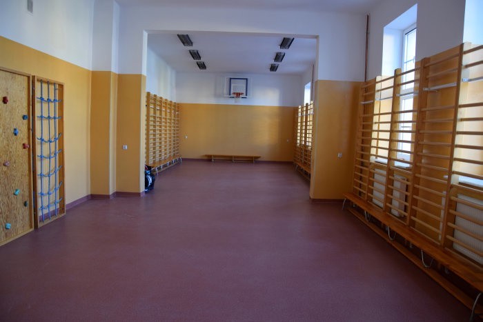 Zakończono remont szkoły w Szydłowie. Powstały cztery nowe sale lekcyjne, zakupiono sprzęt do pracowni komputerowej i językowej [ZDJĘCIA]