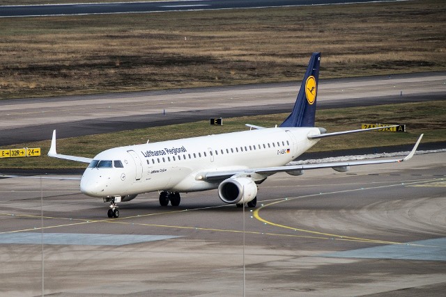 Transport lotniczy w Niemczech czeka paraliż. Pracownicy ochrony lotnisk domagają się podwyżek
