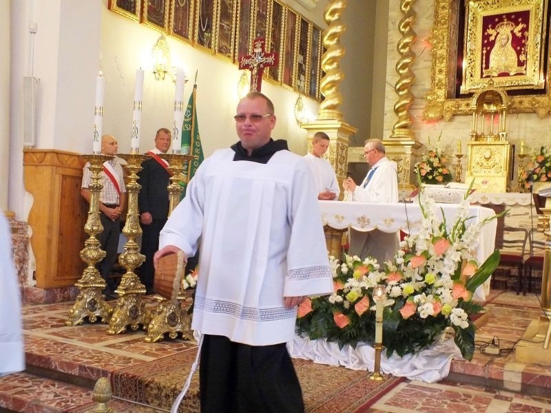 Brat Tomasz Nowak podczas posługi w kościele sanktuarium w...