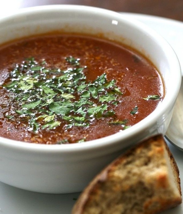 Do gęstej zupy pomidorowej można podać grzanki.