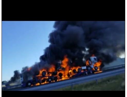 Dwa samochody ciężarowe stanęły w ogniu na autostradzie A2 w...