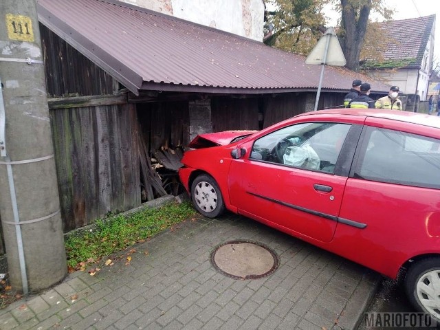 Wypadek w Popielowie. Pijana kobieta wjechała fiatem w budynek