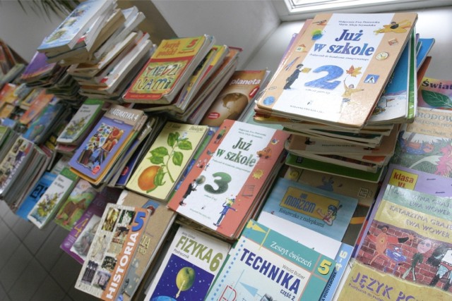 Nie wszystkie dzieci mogą kupić używane podręczniki. Dzieci z obecnych klas IV szkół podstawowych muszą korzystać z nowych książek z uwagi na zmianę podstawy programowej