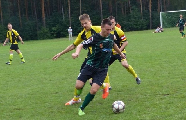 Piłkarze Stali II Stalowa Wola (z piłką Michał Mistrzyk) zremisowali z Unią Skowierzyn 0:0.