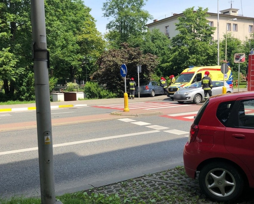 Wypadek w Rzeszowie. Kierowca osobówki stracił panowanie nad kierownicą i wjechał w miejskie szalety [ZDJĘCIA]