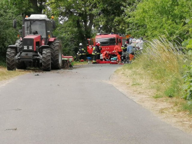 Do wypadku samochodu osobowego z ciągnikiem rolniczym doszło w środę pod Mieściskiem. Na miejsce wysłano między innymi OSP Mieścisko.