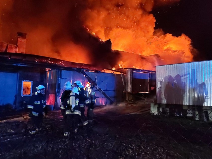 26.09.2020. Pożar w Izdebniku. Strażacy walczyli z ogniem...