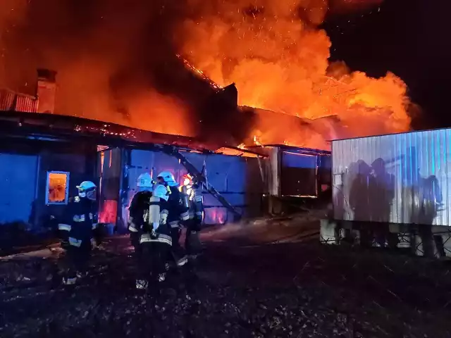 26.09.2020. Pożar w Izdebniku. Strażacy walczyli z ogniem przez kilka godzin.