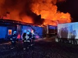 Wielki pożar fabryki butów w Izdebniku. Paliły się trzy budynki. Podczas akcji strażacy mieli wypadek [NOWE ZDJĘCIA] 