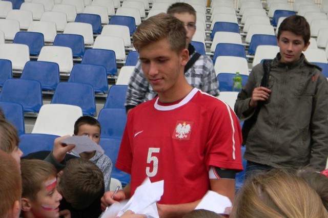 Paweł Bochniewicz po meczu w Mielcu rozdał kilkadziesiąt autografów.