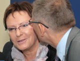 Przystojny mężczyzna niespodziewanie... pocałował minister Ewę Kopacz (zdjęcia)
