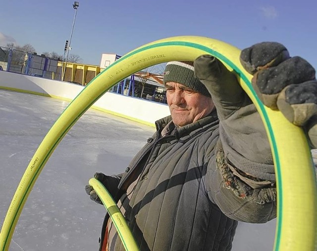 - Czekamy tylko na mróz i... ruszamy z lodowiskiem! - zapowiada Andrzej Zdanowski z ośrodka sportu i rekreacji