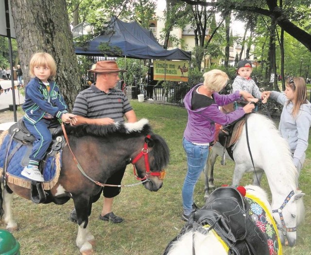 Kacper i Ksawery korzystali z okazji, by przejechać się na kucykach