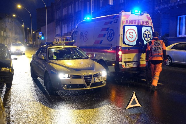 Policjanci ustalają dokładne okoliczności wypadku na ul. Słowackiego w Przemyślu.W czwartek po godz. 20, kierujący peugeotem jadąc w kierunku ul. Jagiellońskiej, uderzył w krawężnik. Samochód przewrócił się na lewy bok. Pojazd uszkodził zaparkowanego seata. Mężczyzna z peugeota został przetransportowany do szpitala. Niewykluczone, że do zdarzenia przyczyniła się awaria jednej z opon.Zobacz także: Nissan wjechał pod szynobus na niestrzeżonym przejeździe kolejowym w Rzeszowie