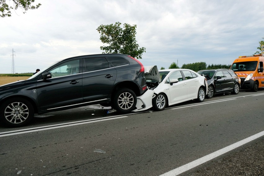 Zderzenie 5 aut w Gwieździnie (powiat człuchowski). Było groźnie, na szczęście nikt poważnie nie ucierpiał [22.08.2020]