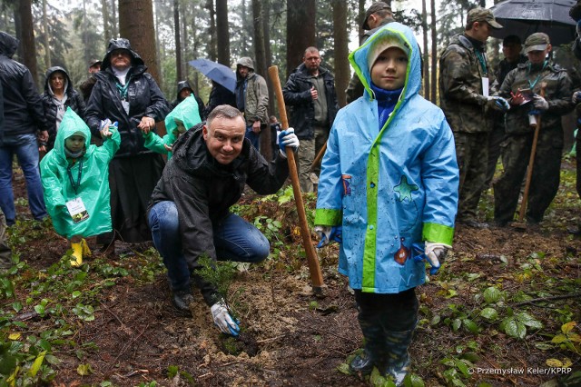 W tym roku Andrzej Duda wraz z licznymi wolontariuszami sadzili las w Leśnictwie Lipnica Wielka (Nadleśnictwo Stary Sącz), by własnym przykładem zachęcić do tego wszystkich Polaków.