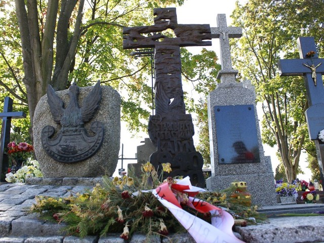 Krzyż katyński, grób żołnierzy z 1939 roku, a po prawej stronie jeszcze pomnik dzieci nienarodzonych. Tak dziś wygląda teren, gdzie ma powstać miejsce pamięci.