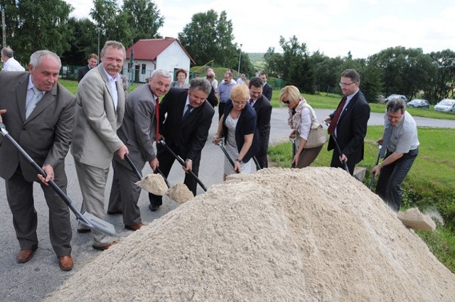 Symboliczne wbicie łopat, rozpoczęło remont tak zwanego przełomu Lubrzanki.