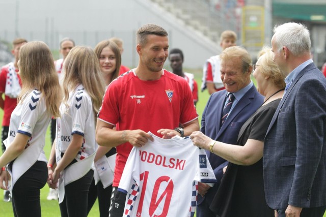 Górnik Zabrze z Łukaszem Podolskim zaprezentował się kibicom na stadionie w Zabrzu.Zobacz kolejne zdjęcia. Przesuwaj zdjęcia w prawo - naciśnij strzałkę lub przycisk NASTĘPNE