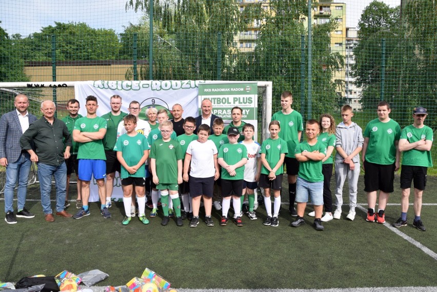 Dzieci z sekcji Radomiak Futbol Plus dostały nowy sprzęt sportowy i koszulki. Zobacz zdjęcia
