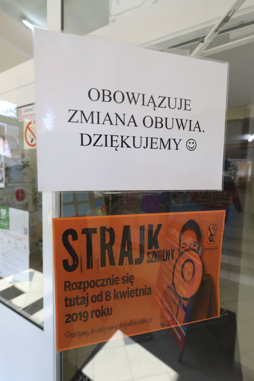 W poniedziałek (8 kwietnia) w całej Polsce stanęły szkoły,...