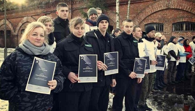Młodzież z klasy mundurowej Zespołu Szkół numer 1 w Opatowie odebrała zaświadczenia mówiące o uczestnictwie w szkoleniu Grom-u.