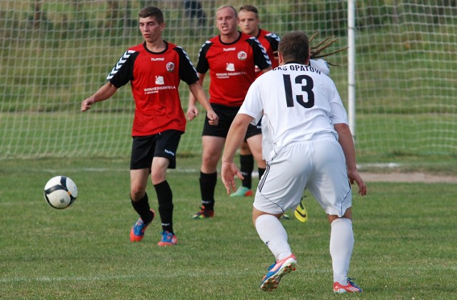 Sebastian Kołbuc (przy piłce) strzelił gola dla UKS Baćkowice.