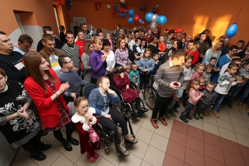 Wspaniała zabawa mikołajkowa w Samsonowie, w gminie Zagnańsk. Przybyło mnóstwo dzieci!