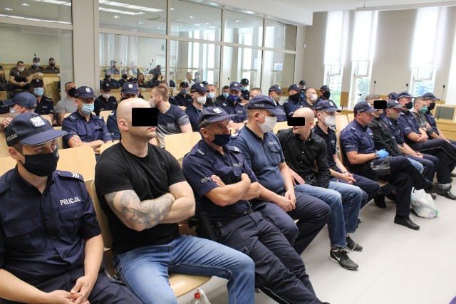 Oskarżeni przed krakowskim sądem odpowiadają za handel narkotykami, pobicia, pranie brudnych pieniędzy