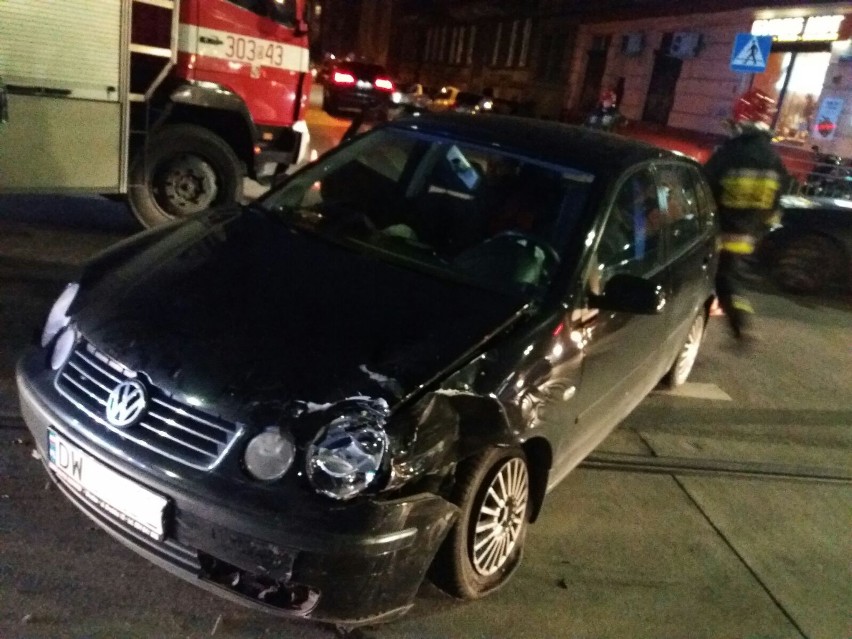 Wypadek na Traugutta. VW uderzył w taksówkę na buspasie