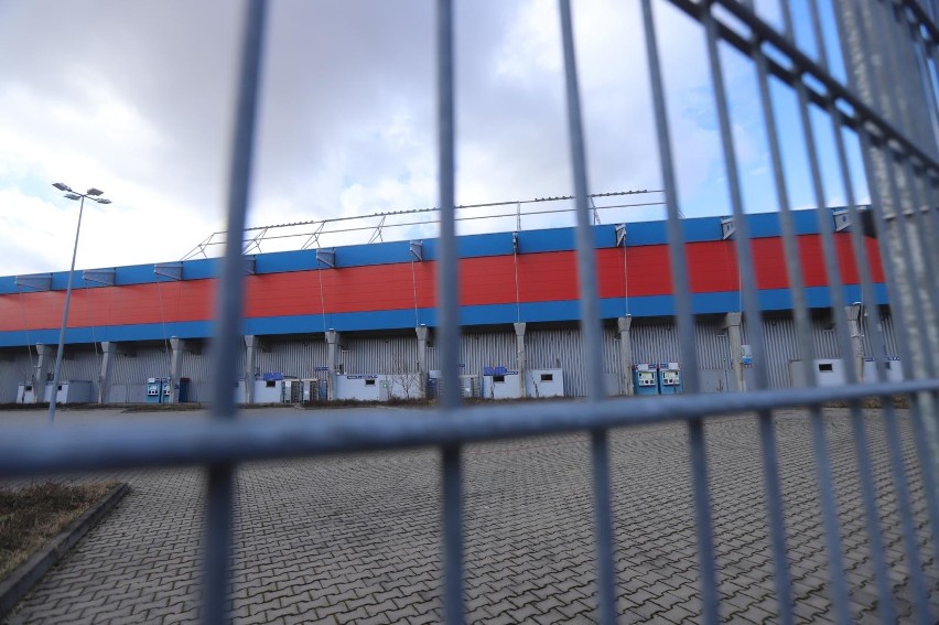 Stadion Piasta Gliwice jest pusty. Nie ma meczów, piłkarze...