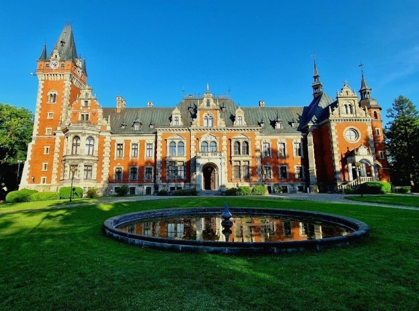 Przepiękny pałac został wybudowany w Pławniowicach pod...