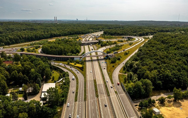 Im więcej pasów, tym szybsza i bezpieczniejsza jest droga. Na zdjęciu węzeł Murckowska na autostradzie A4 w Katowicach.