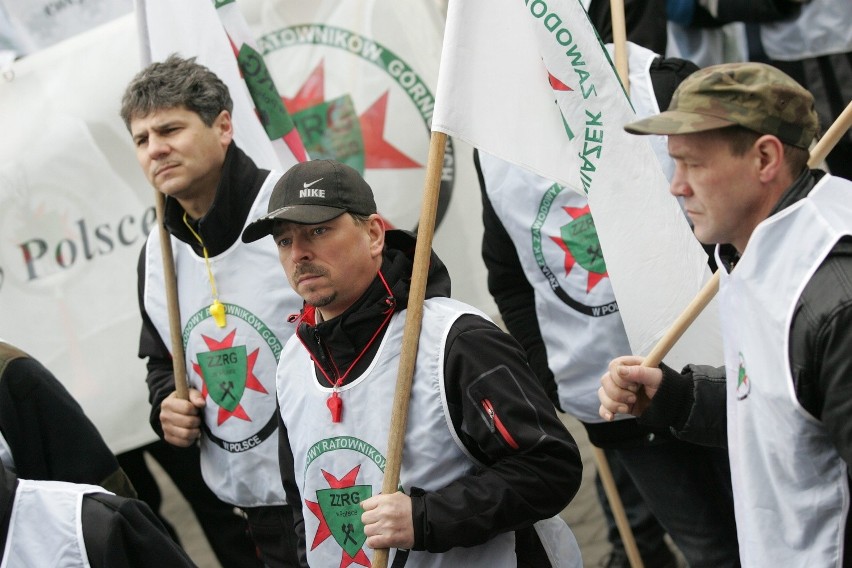 Pikieta w Katowicach przed WUG. Ratownicy górniczy