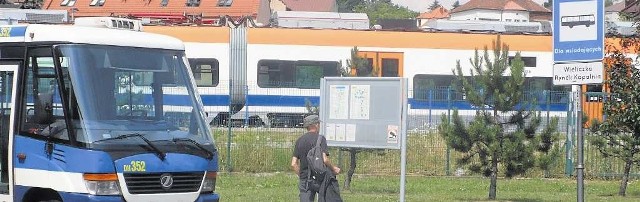 Zintegrowaną komunikację uruchomiono w gminie Wieliczka w grudniu 2014 roku. Na dziś mieszkańcy mają dwa autobusy (R1 i B1) dowożące ich na stację PKP.