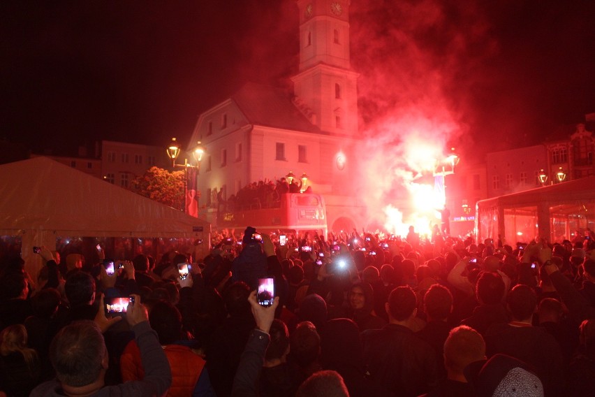 Kibice Piasta Gliwice świętują wicemistrzostwo Polski na...