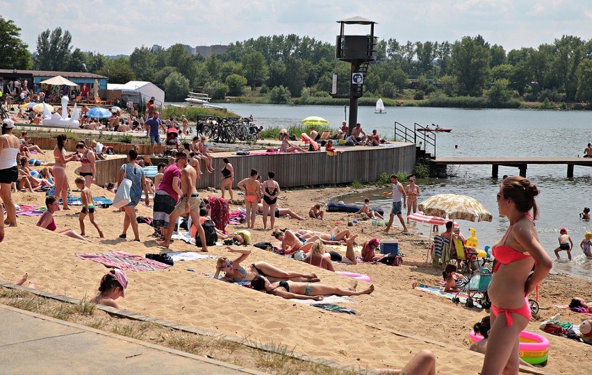 Kraków. Upalna sobota sprzyja plażowaniu. Tłumy nad zalewem Bagry