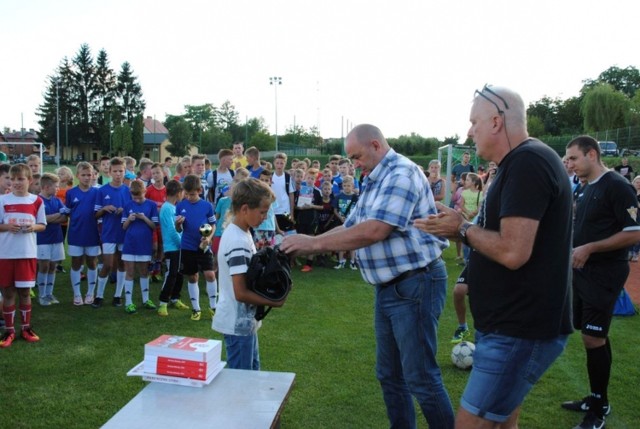 Najlepsze zespoły oraz zawodników turnieju w Opatowie nagrodzili członkowie zarządu Świętokrzyskiego Związku Piłki Nożnej Paweł Rybus (z lewej) oraz Janusz Poński.