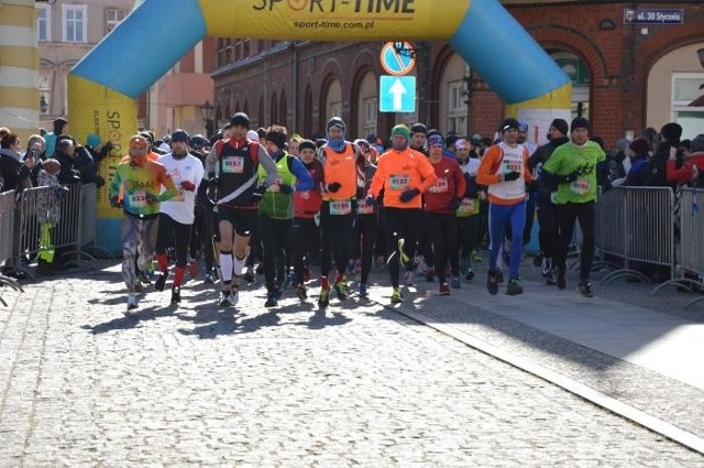 W niedzielę, 18 marca, o godzinie 11.00 wystartował pierwszy półmaraton Świebody i Sulecha.Na starcie biegu, pod świebodzińskim ratuszem, zameldowało się ponad 300 osób. Organizatorami biegu są Ośrodek Sportu i Rekreacji „Sulechowianka”, Ośrodek Sportu i Rekreacji w Świebodzinie, a także Sulechowski Klub Sportowy oraz Wierzbicki Running Project. Partnerem przedsięwzięcia jest grupa BiegamBoLubię Świebodzin.Skąd pomysł na organizację takiego przedsięwzięcia? - Mamy wiele osób, których życiorysy wiążą się zarówno ze Świebodzinem, jak i Sulechowem - zaczyna współorganizator wydarzenia Sebastian Wierzbicki. - Mamy sporo osób, które urodziły się w Świebodzinie, a mieszkają w Sulechowie i odwrotnie. Stąd też pomysł na taki bieg. Zwłaszcza, że dystans między miastami (starą trójką) to dystans półmaratonu, czyli nieco ponad 21 km. To inny bieg, który zaczyna nową historię.Organizator zdradza również, że wydarzenie ma być cykliczne. - Zawsze, gdy zabieramy się za organizację, to po to, aby impreza była cykliczna. W tym roku start jest w Świebodzinie, meta w Sulechowie, a za rok odwrotnie.POLECAMY: Zwycięzca biegu