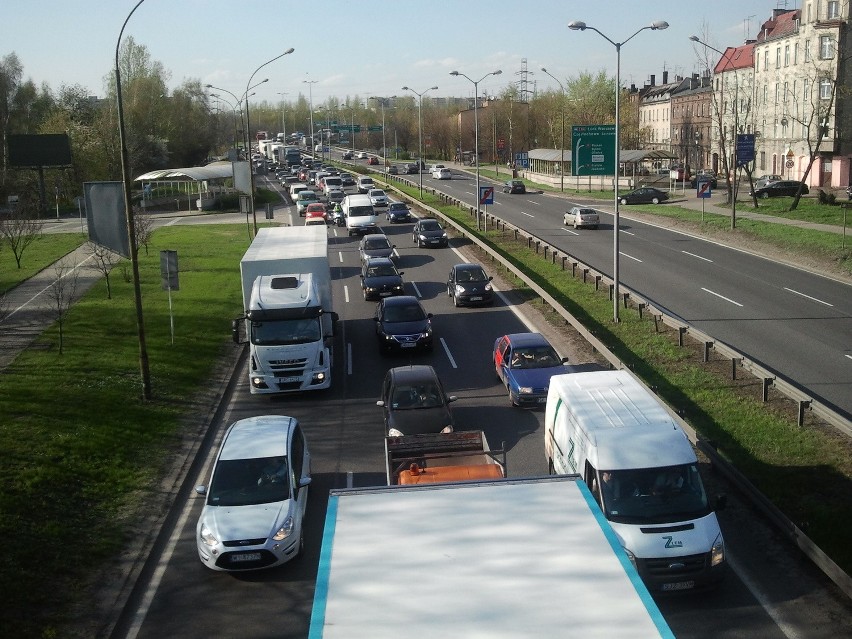 Wypadek na A4 na zjeździe w kierunku Mysłowic. Dwie ranne osoby zabrał helikopter