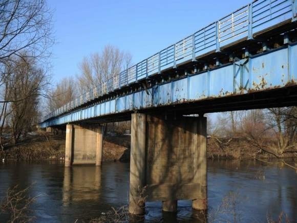 Nowy most z betonu i stali zastąpi stary, drewniany, który jest w fatalnym stanie technicznym. Zbudowano go ponad 30 lat temu jako prowizoryczną przeprawę na dwa lata.