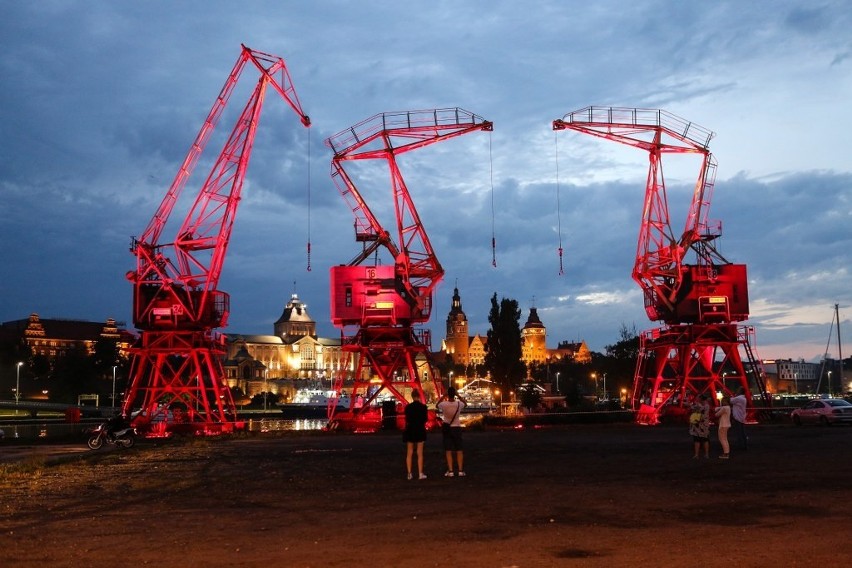 Widowiskowa iluminacja dźwigów na Łasztowni [zdjęcia]