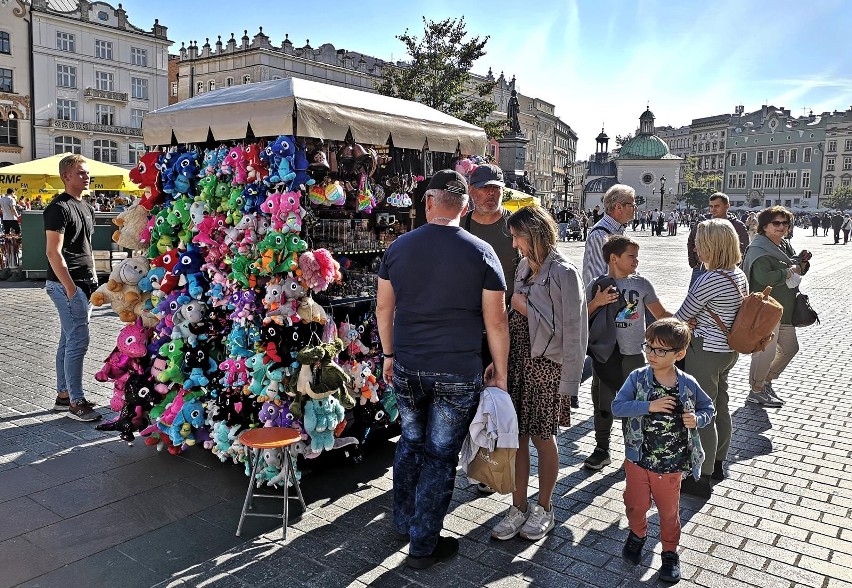 Kraków. Przepiękna pogoda przyciągnęła tłumy spacerowiczów na krakowski Rynek [ZDJĘCIA]