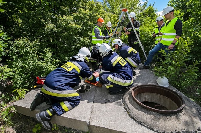 Aż 31 ekip wzięło udział w sobotnich manewrach, których głównym celem było doskonalenie umiejętności z zakresu ratownictwa medycznego oraz organizacji działań z wykorzystaniem technik ratownictwa: wodnego, wysokościowego, technicznego czy  chemicznego. Obok strażaków z 18 jednostek OSP swoje umiejętności doskonalili także m.in. straż miejska, pogotowie gazowe, straż leśna, policjanci, obsługa autostrady A1, a nawet harcerze. Zespoły, złożone z dwóch lub trzech grup, kolejno sprawdzały się w 10 scenariuszach przygotowanych przez Komendę Powiatową PSP w Świeciu. Zadania - zlokalizowane na terenie gminy Świecie - były niezwykle różnorodne. W wielu przypadkach wymagały one zastosowania specjalistycznego sprzętu i nietypowych umiejętności. Dla sporej grupy uczestników były to zupełnie nowe doświadczenia.