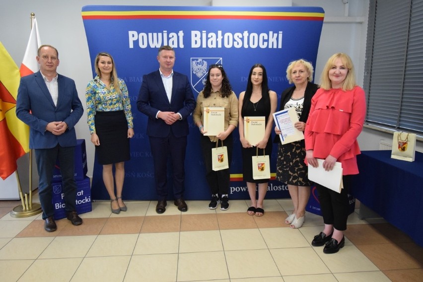 Konkurs „Ośmiu Wspaniałych”. Młodzi wolontariusze z powiatu białostockiego nagrodzeni