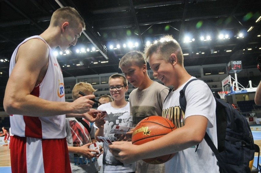 Reprezentacja koszykarzy oficjalnie przywitała się z kibicami w Toruniu [zdjęcia]
