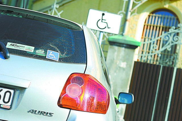 Karta, podobnie jak naklejka informująca o niepełnosprawności, powinny być umieszczone w samochodzie tak, by było je widać.  (fot. sxc)