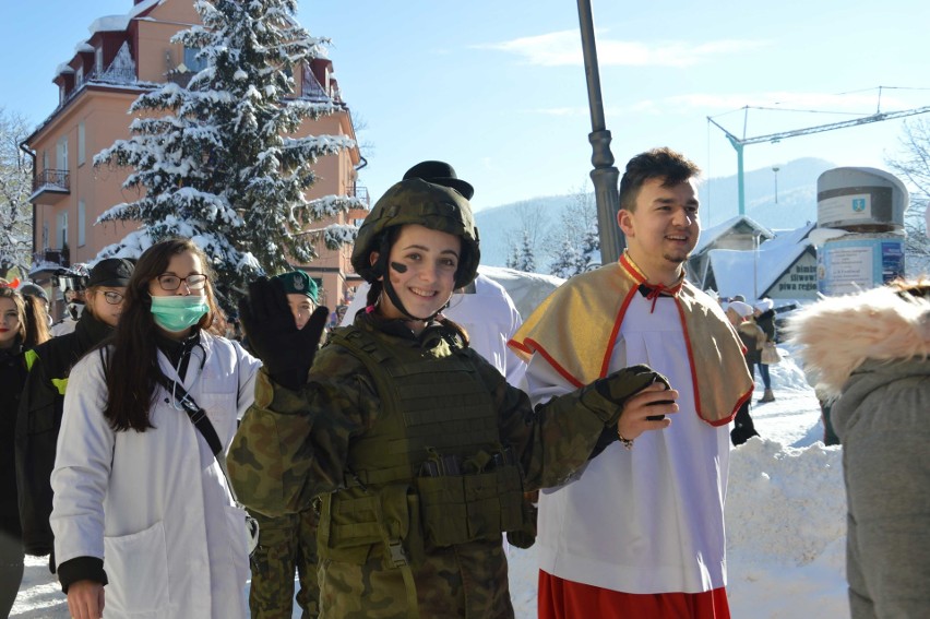 Zakopane. Kilkuset maturzystów zatańczyło poloneza na Krupówkach [ZDJĘCIA]