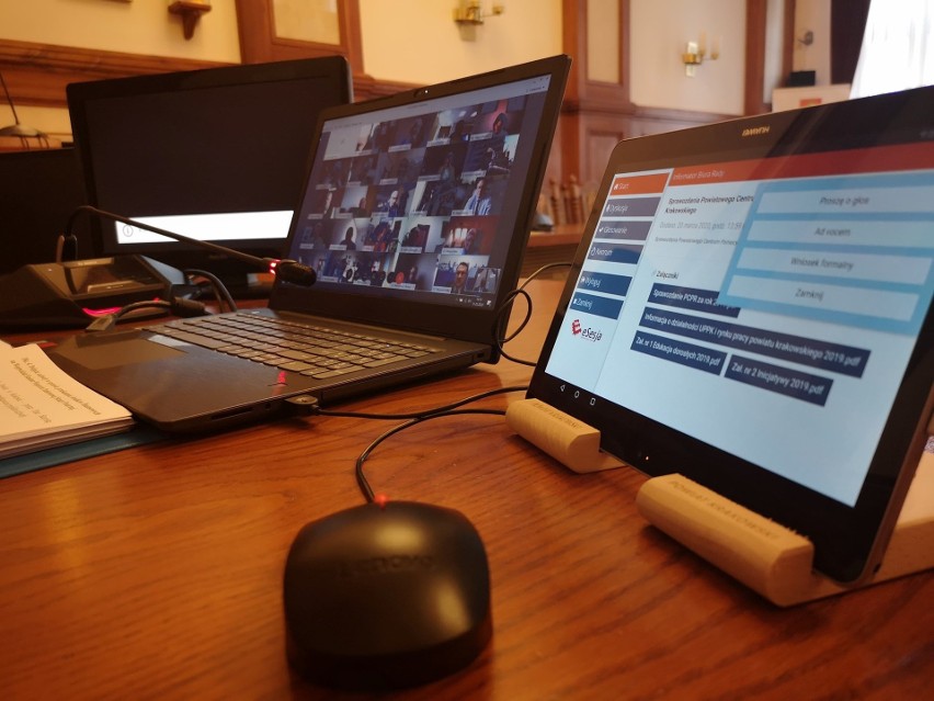 Pierwsza zdalna sesja Rady Powiatu Krakowskiego. Radni głosowali poprzez platformę internetową
